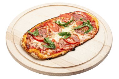 Tahta tabakta servis edilen lezzetli pizza beyaz arka planda izole edilmiş. Pizzacı menüsü. Restoranlar ve pizzacılar için konsept poster. Dosya kırpma yolu içeriyor.