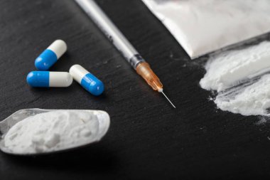 Madde bağımlılığı. Karanlık masada sert uyuşturucular. Uyuşturucu şırıngası.