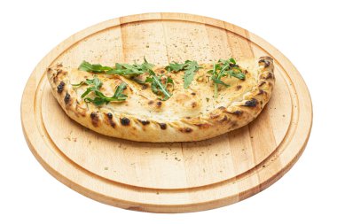 Beyaz arka planda izole edilmiş ahşap tabakta geleneksel İtalyan pizzası. Dosya kırpma yolu içeriyor. Reklam ilanı için kavram ve restoranlar ve pizzacılar için poster.