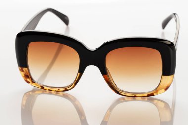 Beyaz arka planda modaya uygun güneş gözlükleri. Parlak güneşten koruma. Yaz ve tatil konsepti. Şık aksesuarlar.