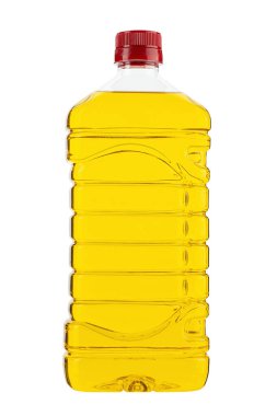 Beyaz arka planda izole edilmiş plastik şişedeki sebze ya da ayçiçeği yağı. Dosya kırpma yolu içeriyor.