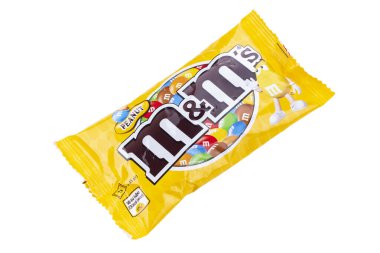 Ukrayna, Kiev 12 Eylül 2022. Mars A.Ş. tarafından yapılan Peanut m & m sütlü çikolata paketi beyaz arka planda izole edildi. Dosya kırpma yolu içeriyor.