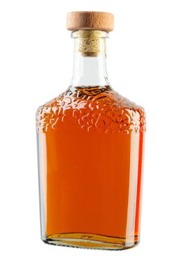 Dolu viski, konyak, beyaz arka planda izole edilmiş brendi şişesi. Dosya kırpma yolu içeriyor.