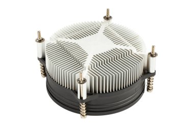 Bilgisayar parçaları, fan. İşlemci soğutucusu, izole edilmiş beyaz arka planda ısı alıcısı. Dosya kırpma yolu içeriyor.