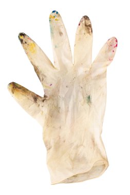 Beyaz arka planda boya lekeleri olan beyaz lastik eldivenler. Yaratıcılık, yaratıcılık kavramı. Dosya kırpma yolu içeriyor.