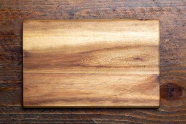 Ahşap mutfak masasının tahta kesme tahtası. Yemek tarifi konsepti ahşap arkaplan dokusunda fotokopi alanı ile. Üst görünüm.