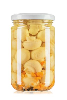 Kavanozda turşulu şampiyonlar. Beyaz arka planda izole edilmiş. Dosya kırpma yolu içeriyor