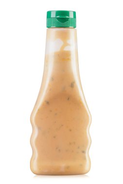 Şişedeki krema sosu. Beyaz arka planda izole edilmiş. Dosya kırpma yolu içeriyor