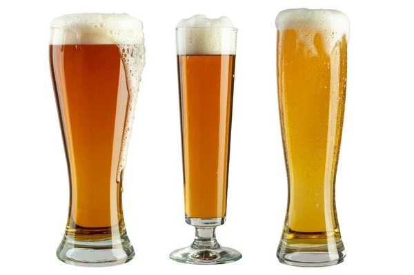 白を基調としたビールグラスセット 飲み物の泡がガラスの上に注ぐ ファイルにクリッピングパスが含まれています — ストック写真