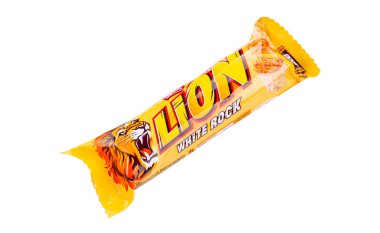 Ukrayna, Kiev 05 Ağustos 2022: Aslan barı beyaz arka planda izole edildi. Lion, Nestle tarafından üretilen bir çikolatalı şekerdir. Dosya kırpma yolu içeriyor.