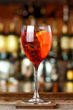 Buzlu kırmızı bir bardak, akşam için romantik bir içki, mesaj atmak için yer.