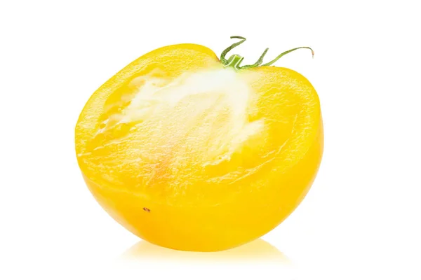 Tomate Amarelo Fresco Fatiado Isolado Sobre Fundo Branco Comida Dietética — Fotografia de Stock
