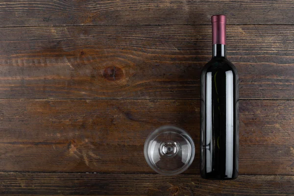 Glas Und Flasche Rotwein Auf Einem Hölzernen Hintergrund Draufsicht Mit — Stockfoto