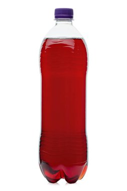 Kırmızı tatlı suyla plastik şişe. Yazıtlar olmadan. Beyaz arka planda izole edilmiş. Dosya kırpma yolu içeriyor