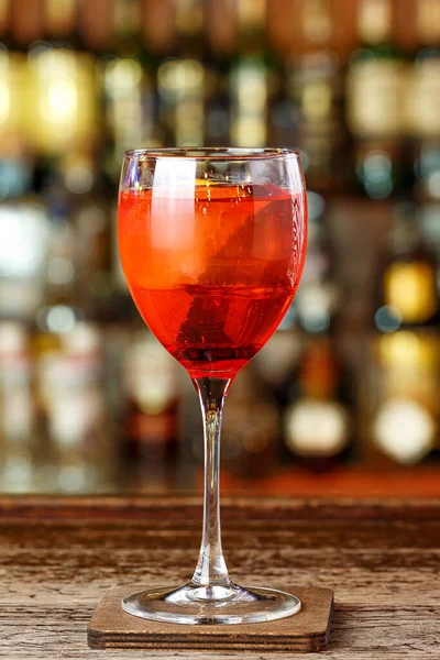 Cocktail Aperol Spritz Con Ghiaccio Sulla Barra Uno Sfondo Sfocato — Foto Stock