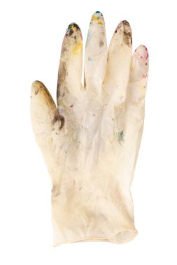 Beyaz arka planda boya lekeleri olan beyaz lastik eldivenler. Yaratıcılık, yaratıcılık kavramı. Dosya kırpma yolu içeriyor.