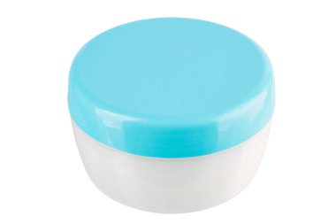 Mavi kapaklı beyaz krema kutusu. Beyaz arka planda izole edilmiş. Dosya kırpma yolu içeriyor