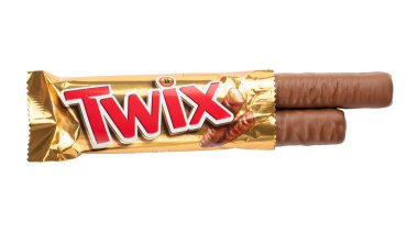 Ukrayna, Kiev 18 Nisan 2023: Açık pakette çikolatalı Twix. Beyaz arka planda izole edilmiş. Dosya kırpma yolu içeriyor