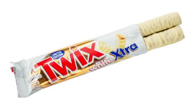 Ukrayna, Kiev 18 Nisan 2023: Açık pakette beyaz çikolata twix. Beyaz arka planda izole edilmiş. Dosya kırpma yolu içeriyor