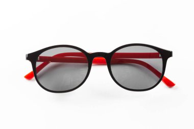 Şeffaf lensleri olan, beyaz arka planda izole edilmiş renkli gözlükler. Dosya kırpma yolu içeriyor