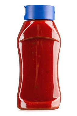 Plastik şişede ketçap. Beyaz arka planda izole edilmiş. Dosya kırpma yolu içeriyor