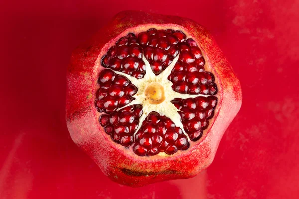 Nařezané Zralý Granátové Jablko Červeném Pozadí Užitečné Ovoce Pro Zdravou — Stock fotografie
