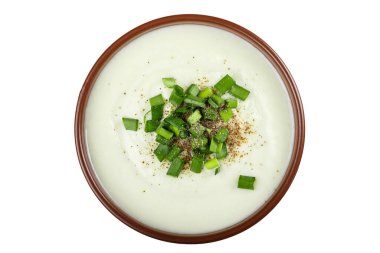 Kil tabaktaki karnabahar kremalı çorba izole edilmiş beyaz arka plan. Dosya kırpma yolu içeriyor.