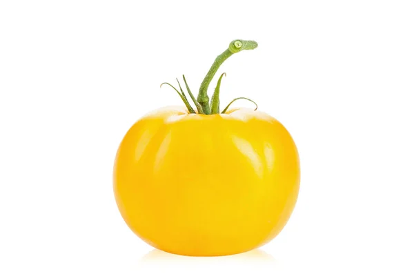 노란색의 오렌지색 토마토와 녹색의 꼬리를 배경에 놓는다 채식주의자의 유기농 그리고 — 스톡 사진