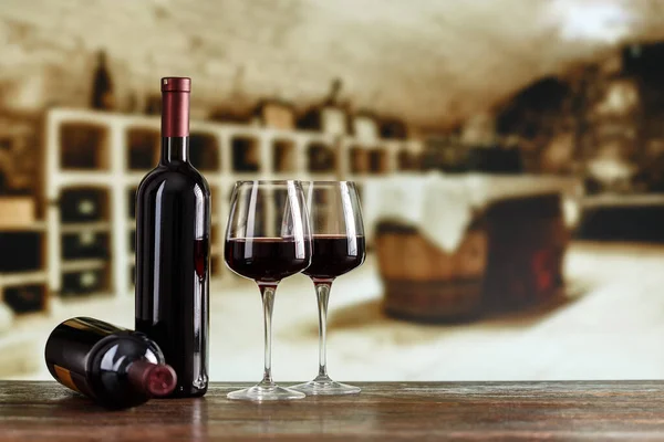 Ένα Μπουκάλι Κρασί Και Ποτήρια Κρασί Βαρέλι Κελάρι Παραγωγή Και — Φωτογραφία Αρχείου
