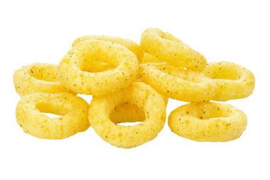 Yüzük şeklinde çıtır çıtır mısır çerezi. Bira için geleneksel aperatif. Beyaz arka planda izole edilmiş. Dosya kırpma yolu içeriyor