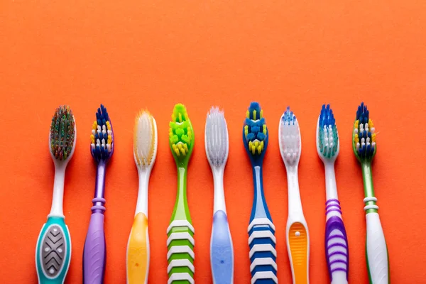 Turuncu Arka Planda Diş Fırçaları Diş Fırçası Seçimini Düşün Ağız — Stok fotoğraf