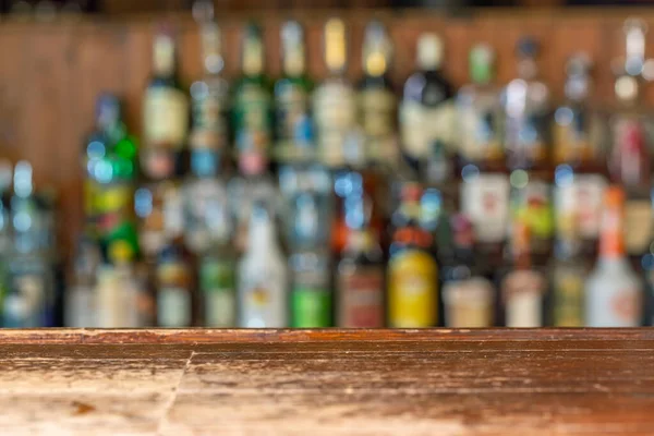 Mostrador Bar Madera Vacío Con Fondo Desenfocado Botellas Restaurante Bar — Foto de Stock