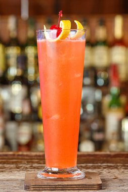 Ahşap masada buzlu çilek kokteyli ve metin tasarımı için yer var. Gece kulübünde iç..