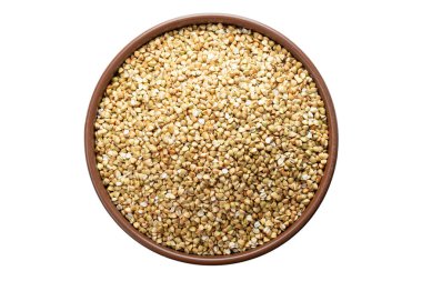 Kavrulmuş karabuğday kasesinde. Beyaz bir arka planda izole edilmiş. Dosya kırpma yolu içeriyor