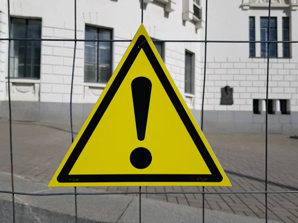 Warning Triangle Sign Metal Fence Yellow Exclamation Mark Fence Building — Stock Photo, Image