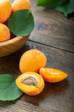 Lezzetli olgun kayısılar ve yapraklar masaya yakın planda.. 