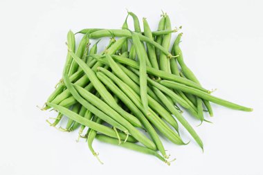 Beyaz arka planda bir demet taze yeşil fasulye. Metin için boşluk. Üst görünüm.