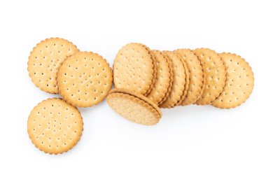 Beyaz arka planda bir sürü yuvarlak sandviç bisküvisi var.. 