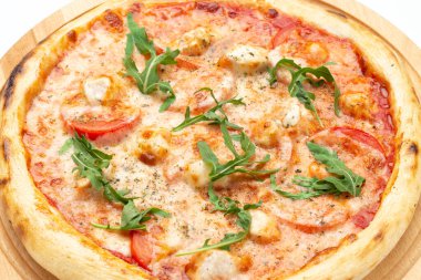 Taze İtalyan pizzası, roka ve peynirli, yakın plan. Beyaz arka planda izole edilmiş. Dosya kırpma yolu içeriyor