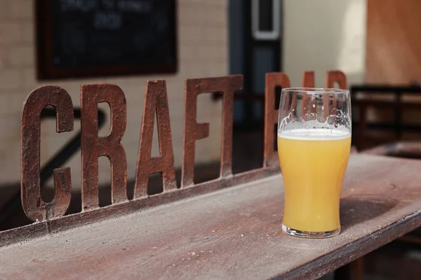 Een Glas Ongefilterd Bier Met Schuim Bar Ambachtelijke Drank — Stockfoto