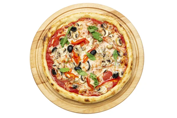 Et ve zeytinli taze İtalyan pizzası. Beyaz arka planda izole edilmiş. Dosya kırpma yolu içeriyor