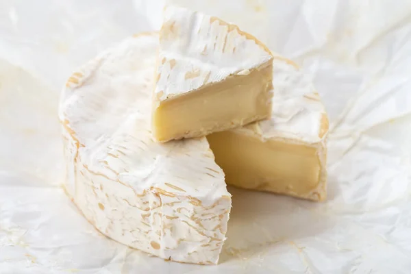 Formaggio Camembert Sfondo Bianco Formaggio Francese — Foto Stock