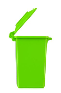 Açık kapaklı yeşil geri dönüşüm kutusu beyaz arka planda izole edilmiş. Çöp, çöp kutusu. Dosya kırpma yolu içeriyor.