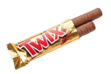 Ukrayna, Kiev 18 Nisan 2023: Açık pakette çikolatalı Twix. Beyaz arka planda izole edilmiş. Dosya kırpma yolu içeriyor