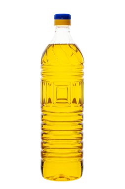 Beyaz arka planda izole edilmiş plastik şişedeki sebze ya da ayçiçeği yağı. Dosya kırpma yolu içeriyor.