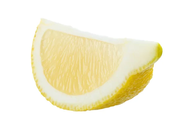 白い背景に隔離された黄色のレモン柑橘類の熟したスライスを閉じます ビタミンCファイルにはクリッピングパスが含まれます 場の深さ — ストック写真
