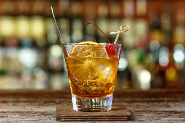 Koktail Bergaya Bar Minum Dengan Bourbon Ruang Untuk Teks Stok Gambar