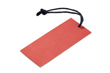 Beyaz arka planda ince ipli kırmızı karton etiket. Beyaz arkaplanda fiyat etiketi ya da adres etiketi. Dosya kırpma yolu içeriyor.