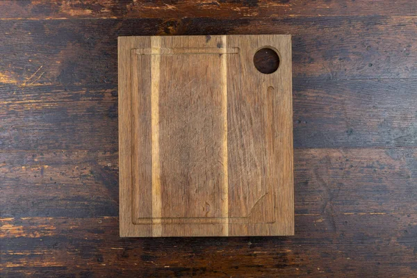 木のテーブルの肉のための切断板 テキストのためのスペース ラスティックスタイル — ストック写真