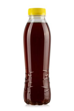 Beyaz arka planda izole edilmiş bir şişe buzlu çay. Dosya kırpma yolu içeriyor.